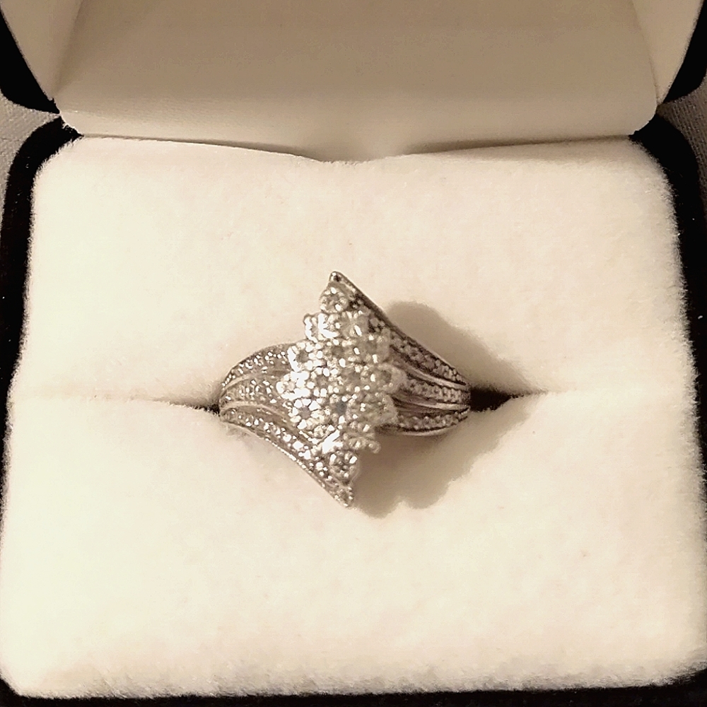 Wedding/engagement ring